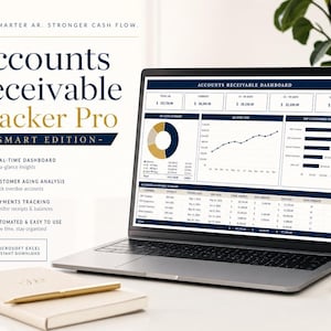 Peut inclure: Un ordinateur portable affiche un tableau de bord "Accounts Receivable Tracker Pro" avec des données financières. L'écran montre des graphiques et des tableaux. Un bloc-notes, un stylo et une tasse à café sont sur le bureau. Le texte comprend "Real-Time Dashboard".