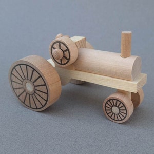 K&ouml;nnte beinhalten: Ein h&ouml;lzerner Spielzeugtraktor mit braunem K&ouml;rper, schwarzen R&auml;dern und einem schwarzen Schornstein. Der Traktor hat ein detailliertes Design auf den R&auml;dern.