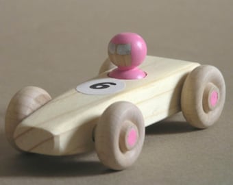 Coche de carreras de madera de color rosa