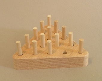 Juego de tablero de madera con clavijas. Juego Cracker Barrel. Un juguete de madera. Un juguete de madera natural.