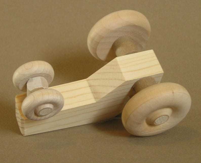 Op de afbeelding: Een houten speelgoedauto met vier wielen. De auto is gemaakt van onbehandeld hout en heeft een eenvoudig ontwerp. De auto is een geweldig speelgoed voor kinderen van alle leeftijden.