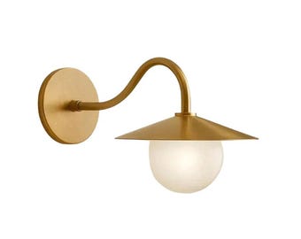Luminária de parede vintage moderna minimalista com globo de vidro e disco revestido de latão, feita à mão.