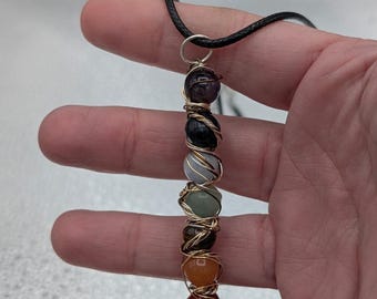 Collar de chakras envuelto en alambre – Joyería con colgante de siete piedras