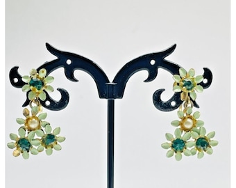 Pendientes con dije firmados, color verde y amarillo, con pedrería, forma de flor y tono dorado, estilo vintage.
