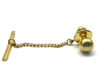 Pin de corbata vintage en tono dorado con cierre de barra y accesorio formal clásico para hombre