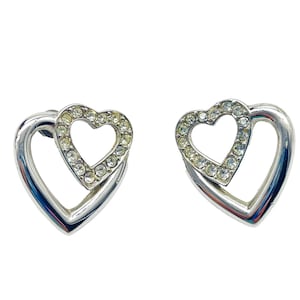 Pendientes perforados Monet, tono plata, doble corazón, diamantes de imitación, firmados, estilo vintage.