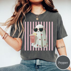Camiseta Summerween, Camiseta gráfica de verano, Camiseta divertida de verano, Camiseta de vacaciones, Camiseta de fantasma adorable, Camiseta de temporada espeluznante, Camiseta Comfort Colors Pepper