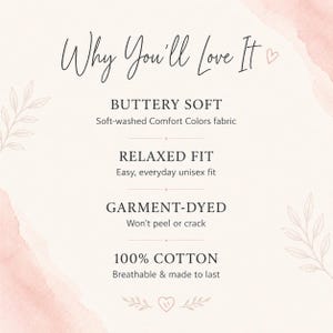 Puede incluir: Gr&aacute;fico promocional con el texto "Why You'll Love It" y caracter&iacute;sticas del producto: Buttery Soft, Relaxed Fit, Garment-Dyed y 100% Algod&oacute;n. El fondo tiene un efecto acuarela con acentos florales.