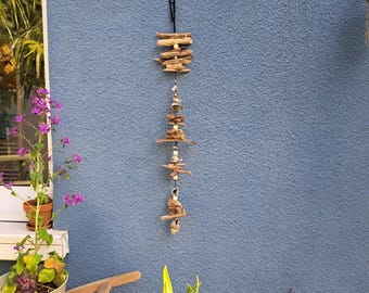 Carillon a vento mobile realizzato a mano con conchiglie e legno di mare, creato con tanto amore.