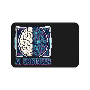 Könnte beinhalten: Schwarzes rechteckiges Mousepad mit einer Grafik eines Gehirns, das in zwei Hälften geteilt ist, eine Seite ein Gehirn und die andere eine Leiterplatte. Der Text "AI ENGINEER" wird in einer Farbverlaufs schriftart angezeigt. Das Design ist in Weiß, Blau und Pink umrandet.