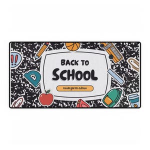 Może przedstawiać: Prostokątna podkładka na biurko z czarno-białym wzorem zeszytu w kropki. Na środku znajduje się biała etykieta z napisem BACK TO SCHOOL oraz Kindergarten Edition. Wokół widoczne są ikony ołówka, autobusu, jabłka i plecaka.