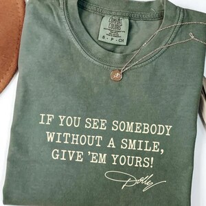 Comfort Colors®Dolly Parton Quotes Shirt, Dolly Autograph Shirt, If You See Somebody Without a Smile, Give'em Yours Memorial Shirt bild 10
