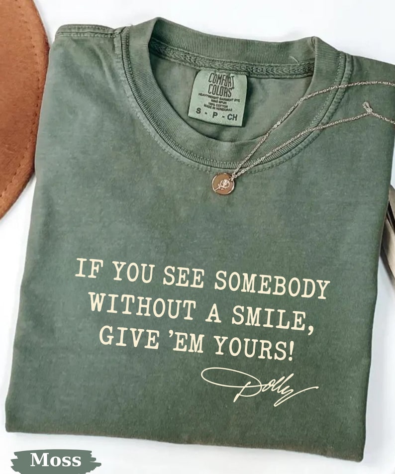 Comfort Colors®Dolly Parton Quotes Shirt, Dolly Autograph Shirt, If You See Somebody Without a Smile, Give'em Yours Memorial Shirt bild 10