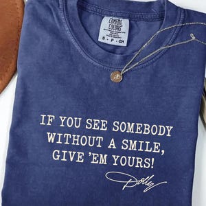 Comfort Colors®Dolly Parton Quotes Shirt, Dolly Autograph Shirt, If You See Somebody Without a Smile, Give'em Yours Memorial Shirt bild 13