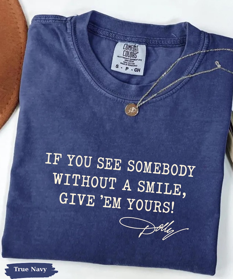 Comfort Colors®Dolly Parton Quotes Shirt, Dolly Autograph Shirt, If You See Somebody Without a Smile, Give'em Yours Memorial Shirt bild 13
