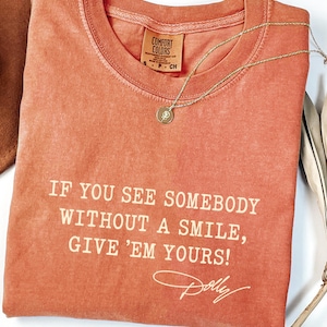 Comfort Colors®Dolly Parton Quotes Shirt, Dolly Autograph Shirt, If You See Somebody Without a Smile, Give'em Yours Memorial Shirt bild 9