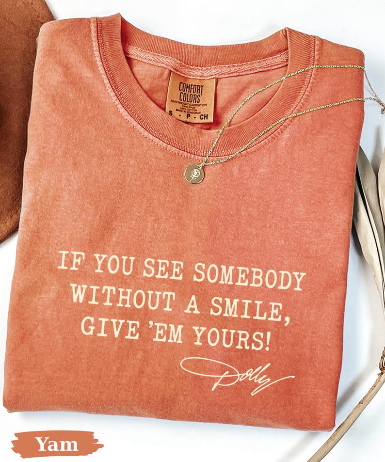 Comfort Colors®Dolly Parton Quotes Shirt, Dolly Autograph Shirt, If You See Somebody Without a Smile, Give'em Yours Memorial Shirt bild 9