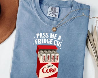 Chemise cigarette Comfort Colors® Pass Me A Fridge, cadeau pour amateur de coke light, chemise boisson humoristique, t-shirt boisson gazeuse rétro, chemise boisson sans alcool vintage