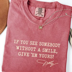 Comfort Colors®Dolly Parton Quotes Shirt, Dolly Autograph Shirt, If You See Somebody Without a Smile, Give'em Yours Memorial Shirt bild 5
