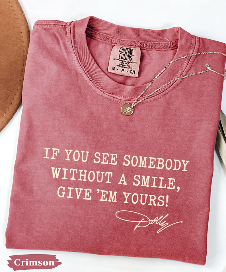 Comfort Colors®Dolly Parton Quotes Shirt, Dolly Autograph Shirt, If You See Somebody Without a Smile, Give'em Yours Memorial Shirt bild 5
