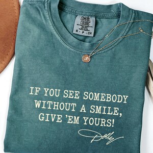 Comfort Colors®Dolly Parton Quotes Shirt, Dolly Autograph Shirt, If You See Somebody Without a Smile, Give'em Yours Memorial Shirt bild 14