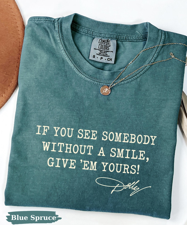 Comfort Colors®Dolly Parton Quotes Shirt, Dolly Autograph Shirt, If You See Somebody Without a Smile, Give'em Yours Memorial Shirt bild 14