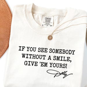 Comfort Colors®Dolly Parton Quotes Shirt, Dolly Autograph Shirt, If You See Somebody Without a Smile, Give'em Yours Memorial Shirt bild 8