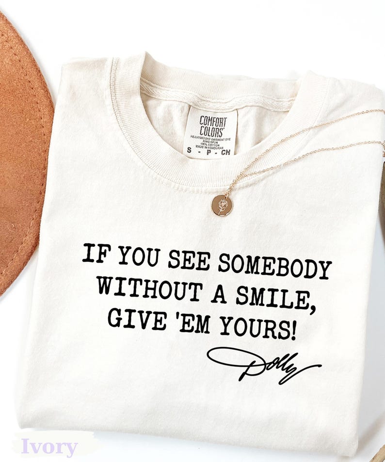 Comfort Colors®Dolly Parton Quotes Shirt, Dolly Autograph Shirt, If You See Somebody Without a Smile, Give'em Yours Memorial Shirt bild 8