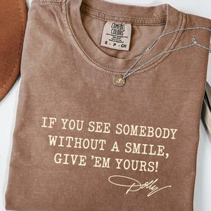 Comfort Colors®Dolly Parton Quotes Shirt, Dolly Autograph Shirt, If You See Somebody Without a Smile, Give'em Yours Memorial Shirt bild 3