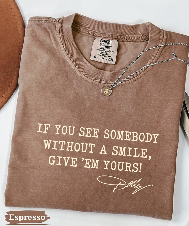 Comfort Colors®Dolly Parton Quotes Shirt, Dolly Autograph Shirt, If You See Somebody Without a Smile, Give'em Yours Memorial Shirt bild 3