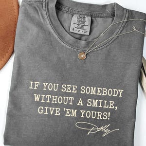 Comfort Colors®Dolly Parton Quotes Shirt, Dolly Autograph Shirt, If You See Somebody Without a Smile, Give'em Yours Memorial Shirt bild 1