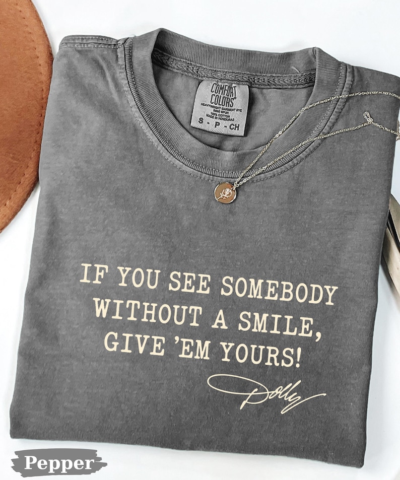 Comfort Colors®Dolly Parton Quotes Shirt, Dolly Autograph Shirt, If You See Somebody Without a Smile, Give'em Yours Memorial Shirt bild 1