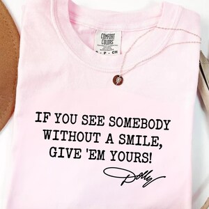 Comfort Colors®Dolly Parton Quotes Shirt, Dolly Autograph Shirt, If You See Somebody Without a Smile, Give'em Yours Memorial Shirt bild 17