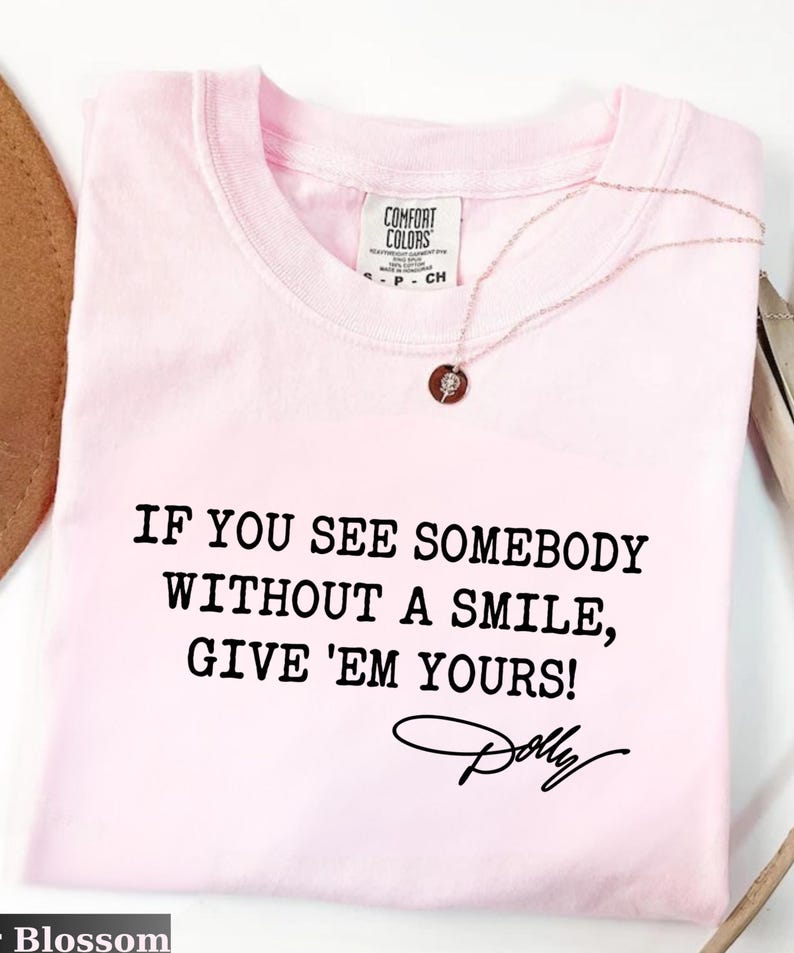 Comfort Colors®Dolly Parton Quotes Shirt, Dolly Autograph Shirt, If You See Somebody Without a Smile, Give'em Yours Memorial Shirt bild 17