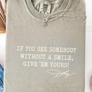 Comfort Colors®Dolly Parton Quotes Shirt, Dolly Autograph Shirt, If You See Somebody Without a Smile, Give'em Yours Memorial Shirt bild 11