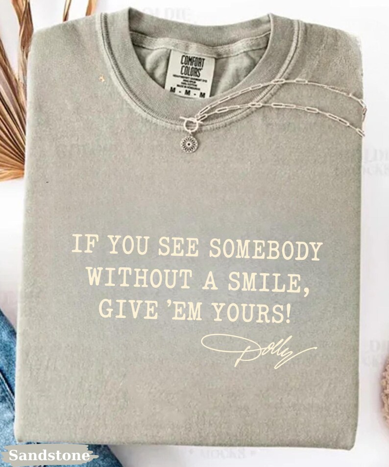 Comfort Colors®Dolly Parton Quotes Shirt, Dolly Autograph Shirt, If You See Somebody Without a Smile, Give'em Yours Memorial Shirt bild 11