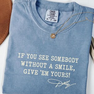 Comfort Colors®Dolly Parton Quotes Shirt, Dolly Autograph Shirt, If You See Somebody Without a Smile, Give'em Yours Memorial Shirt bild 7