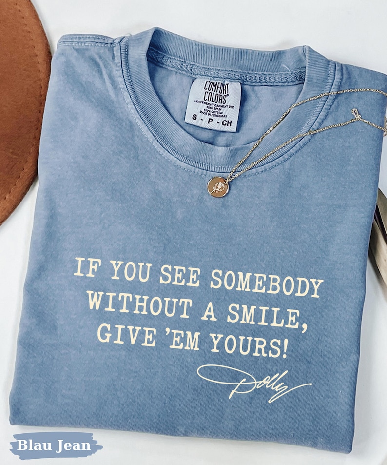 Comfort Colors®Dolly Parton Quotes Shirt, Dolly Autograph Shirt, If You See Somebody Without a Smile, Give'em Yours Memorial Shirt bild 7