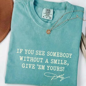 Comfort Colors®Dolly Parton Quotes Shirt, Dolly Autograph Shirt, If You See Somebody Without a Smile, Give'em Yours Memorial Shirt bild 16