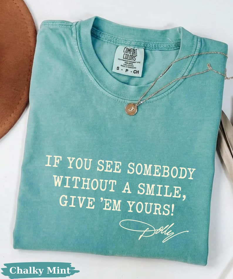 Comfort Colors®Dolly Parton Quotes Shirt, Dolly Autograph Shirt, If You See Somebody Without a Smile, Give'em Yours Memorial Shirt bild 16