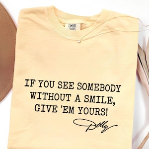 Comfort Colors®Dolly Parton Quotes Shirt, Dolly Autograph Shirt, If You See Somebody Without a Smile, Give'em Yours Memorial Shirt bild 12
