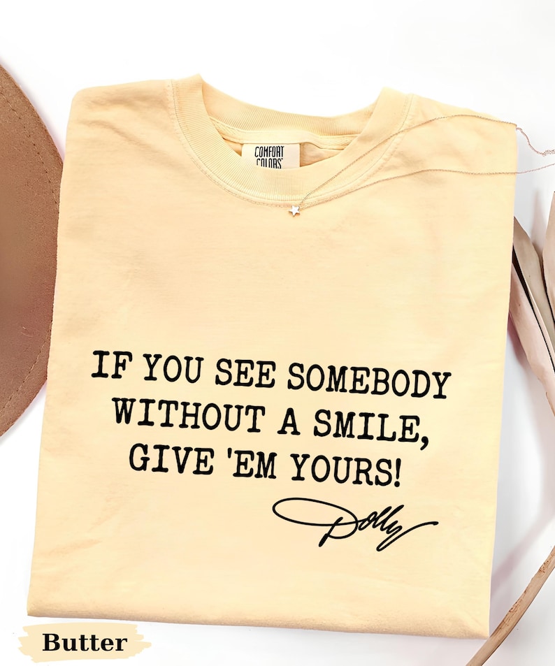 Comfort Colors®Dolly Parton Quotes Shirt, Dolly Autograph Shirt, If You See Somebody Without a Smile, Give'em Yours Memorial Shirt bild 12