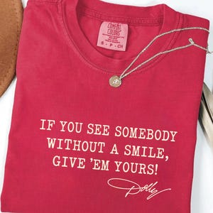 Comfort Colors®Dolly Parton Quotes Shirt, Dolly Autograph Shirt, If You See Somebody Without a Smile, Give'em Yours Memorial Shirt bild 15