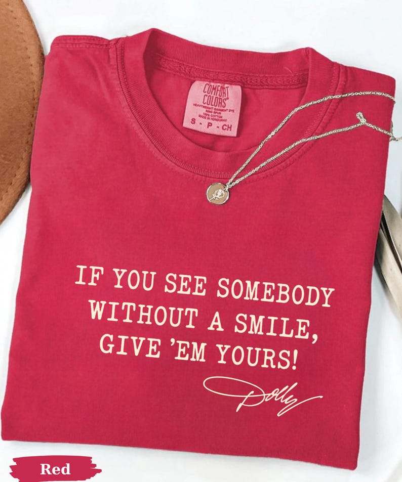 Comfort Colors®Dolly Parton Quotes Shirt, Dolly Autograph Shirt, If You See Somebody Without a Smile, Give'em Yours Memorial Shirt bild 15