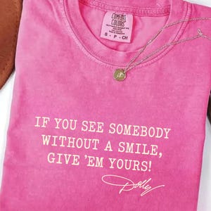 Comfort Colors®Dolly Parton Quotes Shirt, Dolly Autograph Shirt, If You See Somebody Without a Smile, Give'em Yours Memorial Shirt bild 2