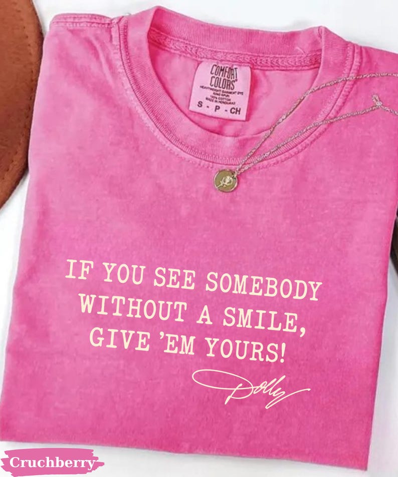 Comfort Colors®Dolly Parton Quotes Shirt, Dolly Autograph Shirt, If You See Somebody Without a Smile, Give'em Yours Memorial Shirt bild 2