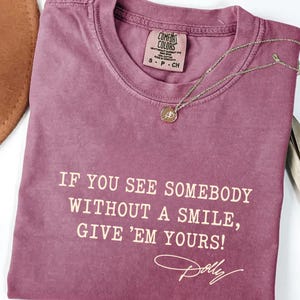 Comfort Colors®Dolly Parton Quotes Shirt, Dolly Autograph Shirt, If You See Somebody Without a Smile, Give'em Yours Memorial Shirt bild 4