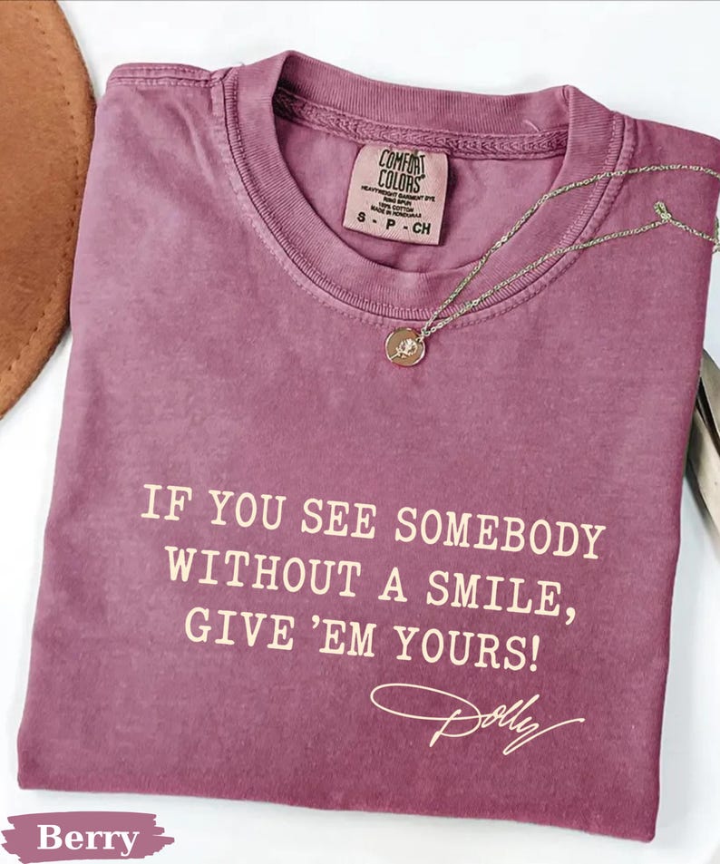 Comfort Colors®Dolly Parton Quotes Shirt, Dolly Autograph Shirt, If You See Somebody Without a Smile, Give'em Yours Memorial Shirt bild 4