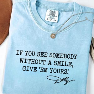 Comfort Colors®Dolly Parton Quotes Shirt, Dolly Autograph Shirt, If You See Somebody Without a Smile, Give'em Yours Memorial Shirt bild 6