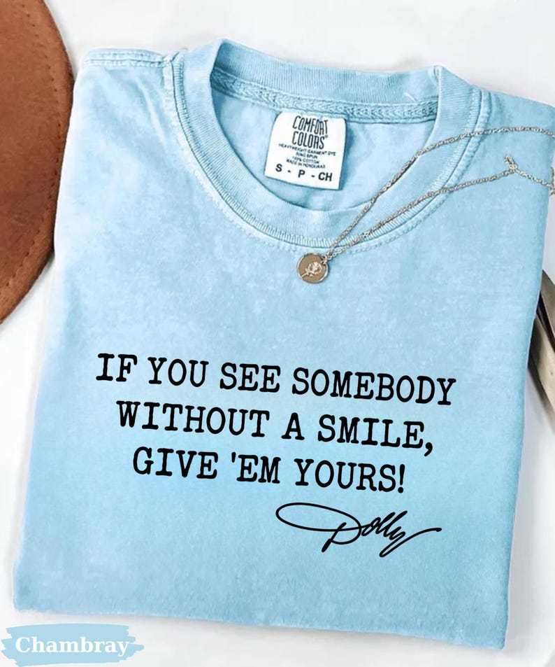 Comfort Colors®Dolly Parton Quotes Shirt, Dolly Autograph Shirt, If You See Somebody Without a Smile, Give'em Yours Memorial Shirt bild 6